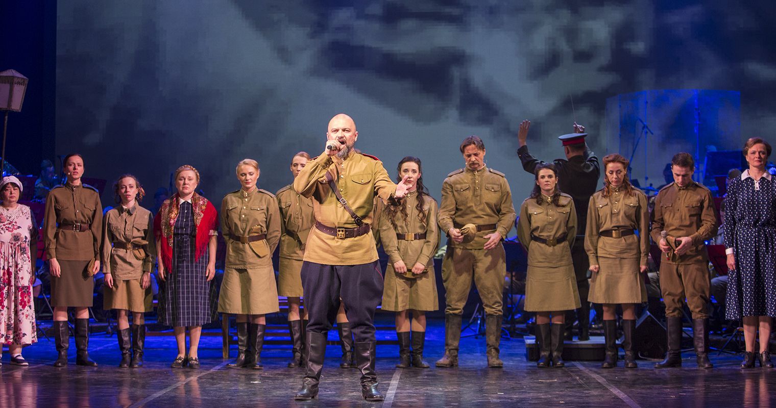 Поклонимся великим тем годам