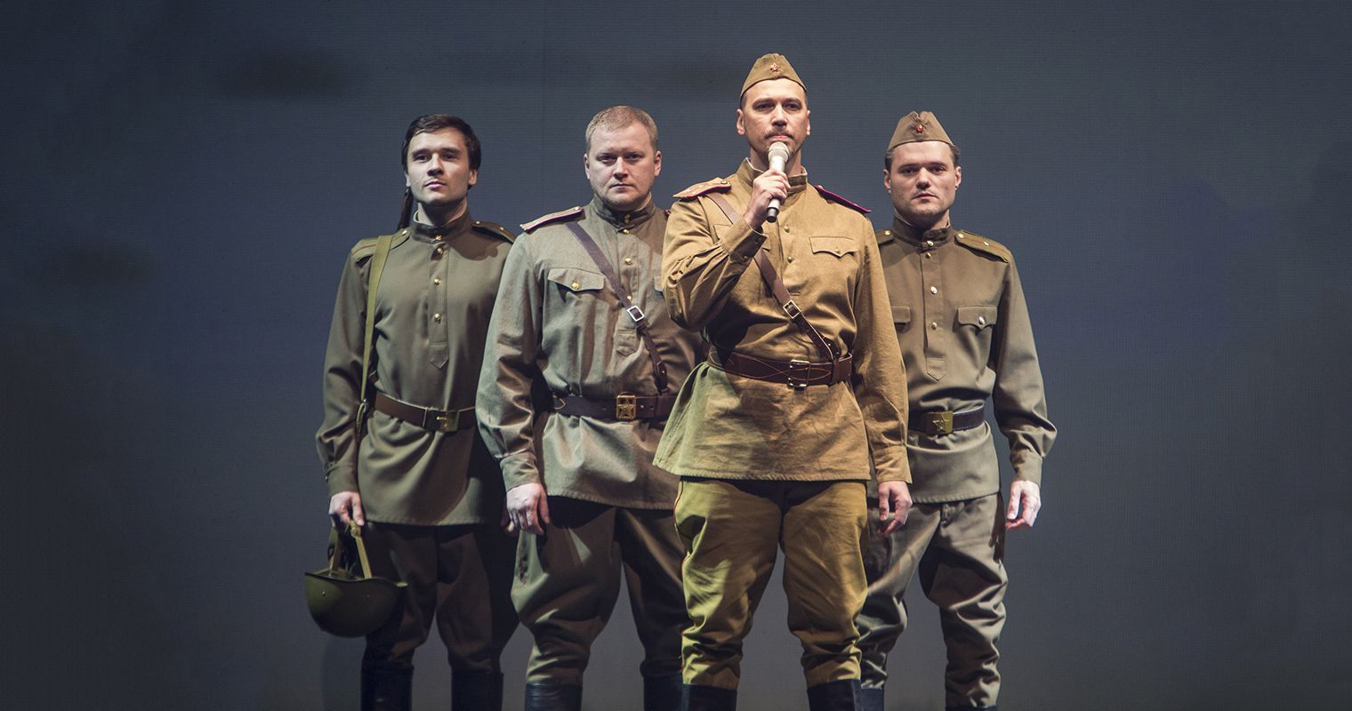 Поклонимся великим тем годам