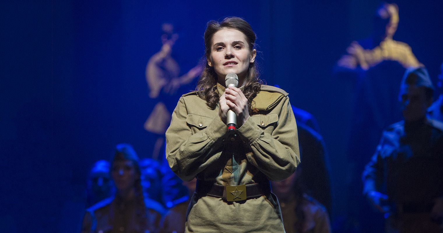 Поклонимся великим тем годам