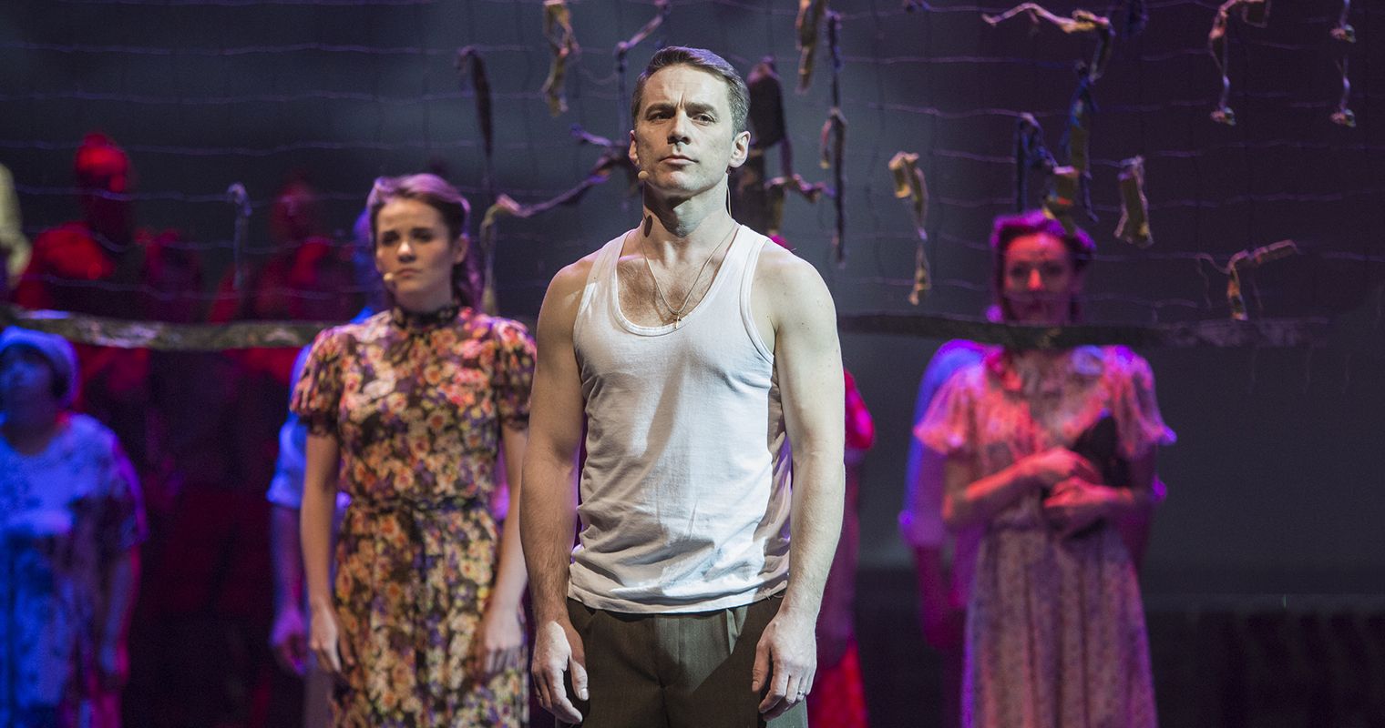 Поклонимся великим тем годам