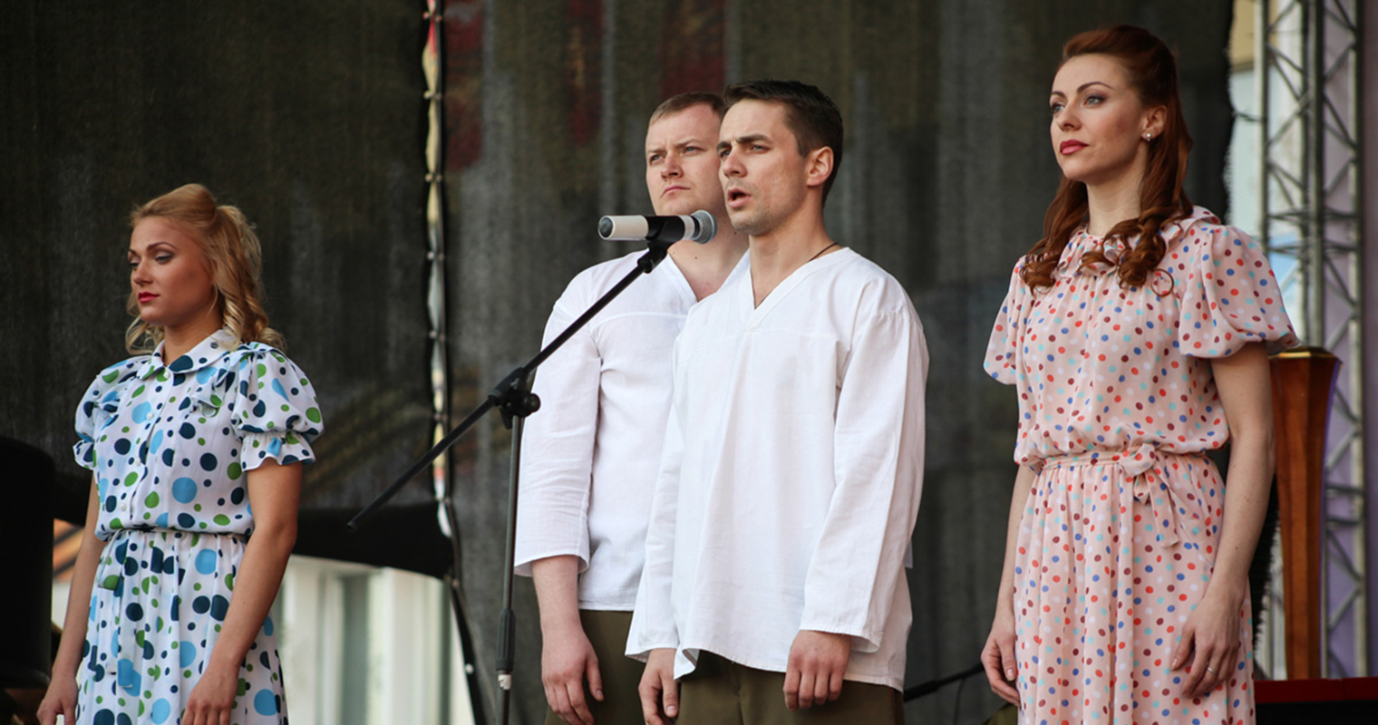 Поклонимся великим тем годам