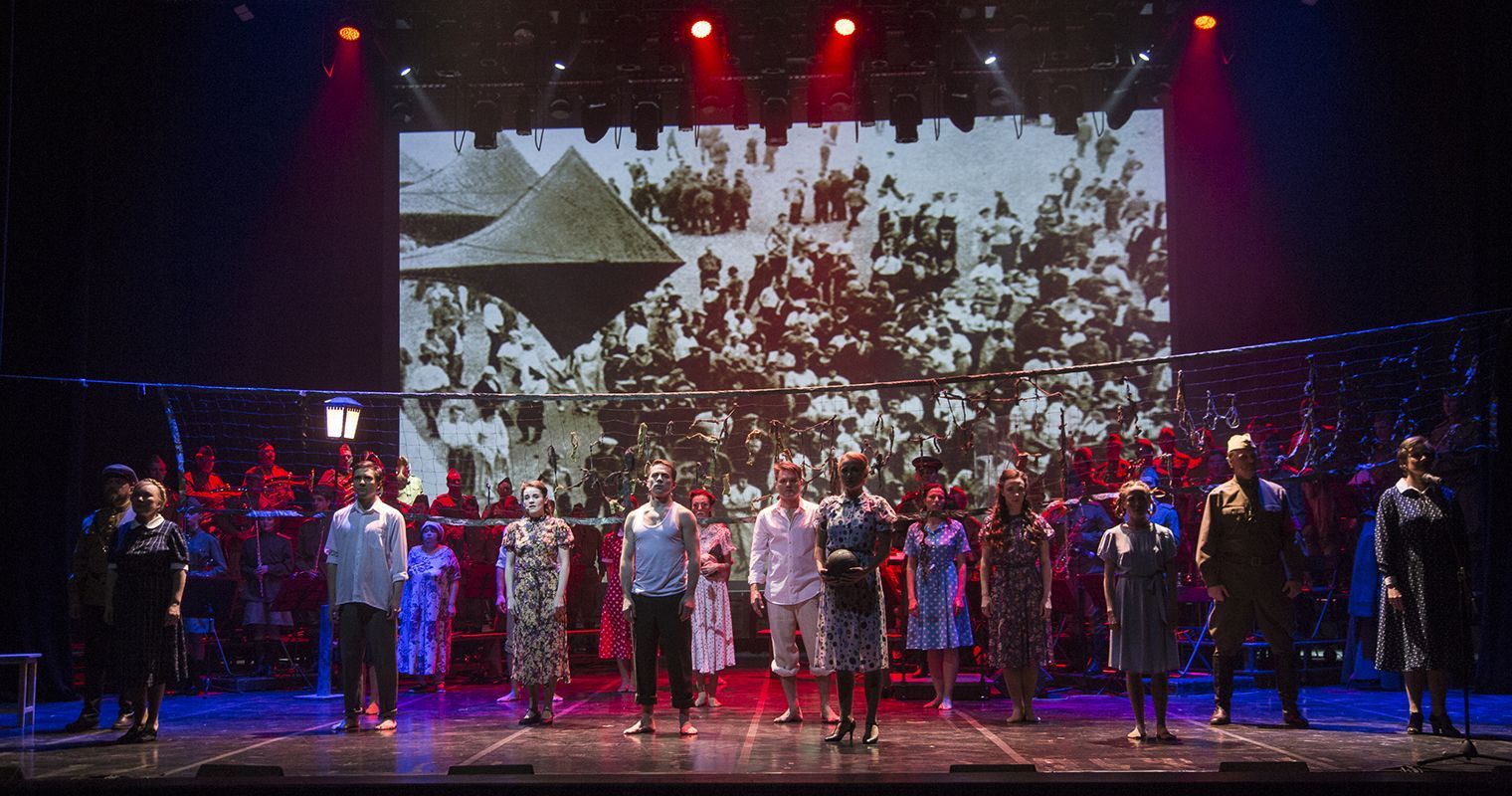 Поклонимся великим тем годам