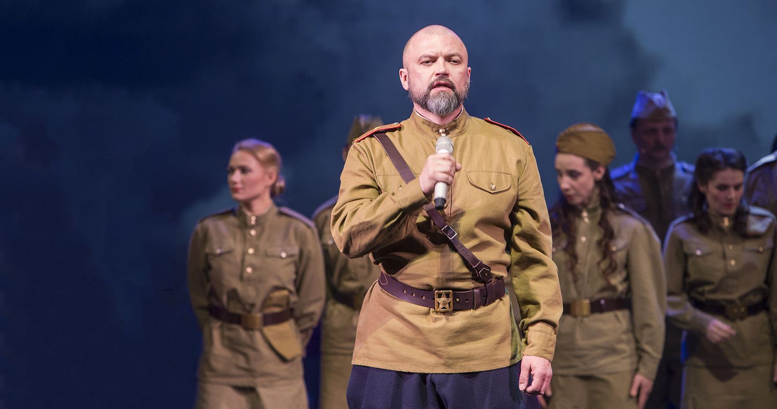 Поклонимся великим тем годам