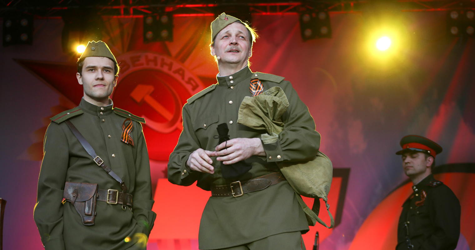 Поклонимся великим тем годам