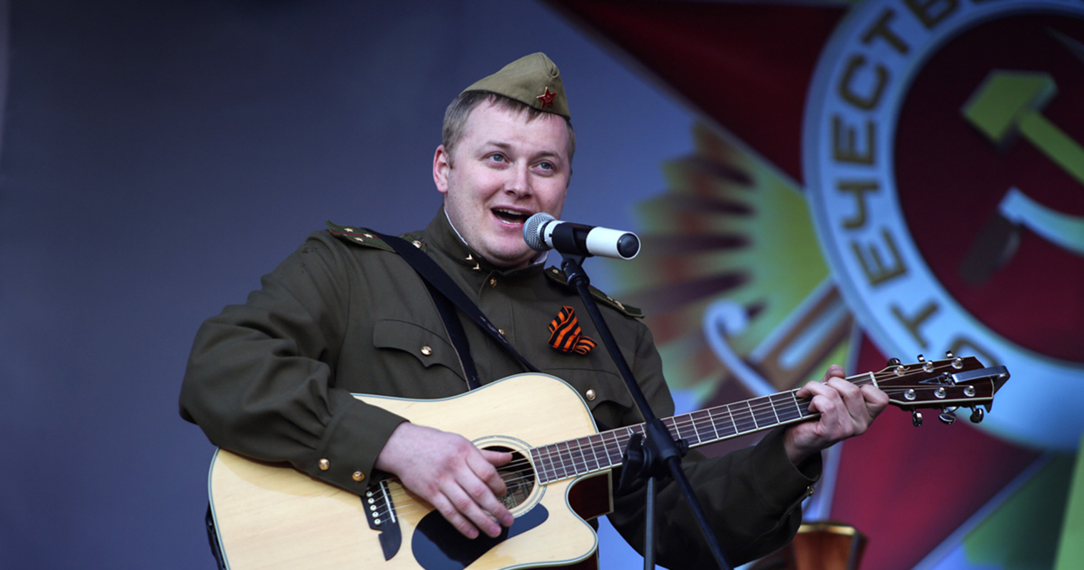 Поклонимся великим тем годам