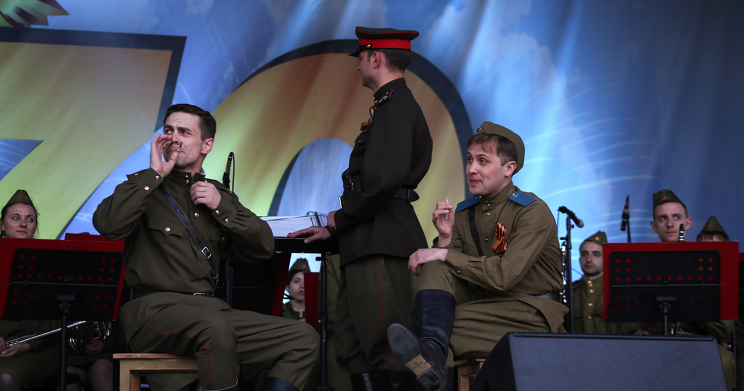 Поклонимся великим тем годам