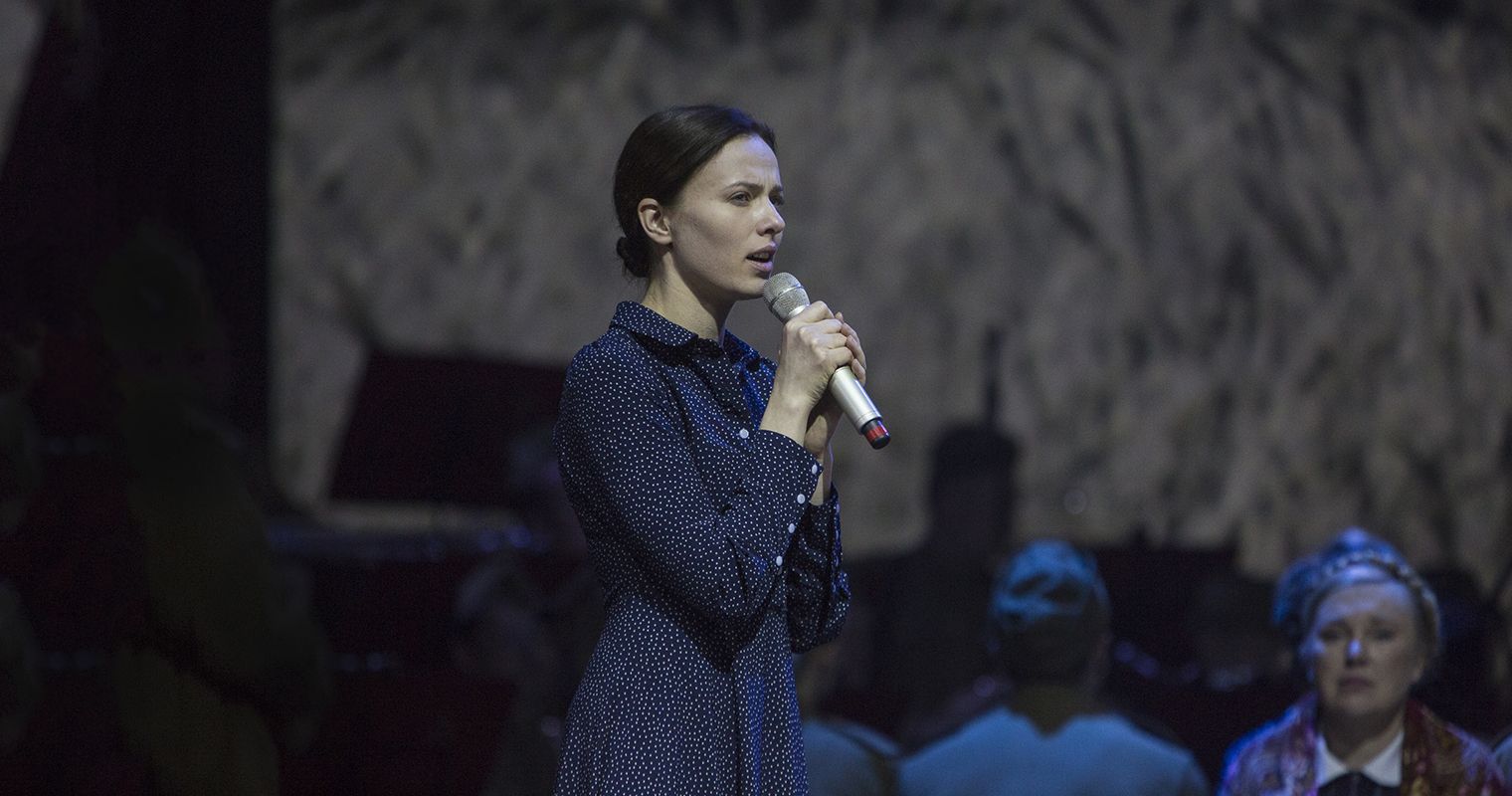 Поклонимся великим тем годам