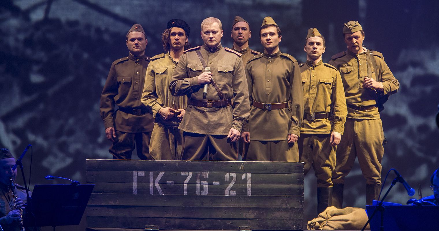 Поклонимся великим тем годам