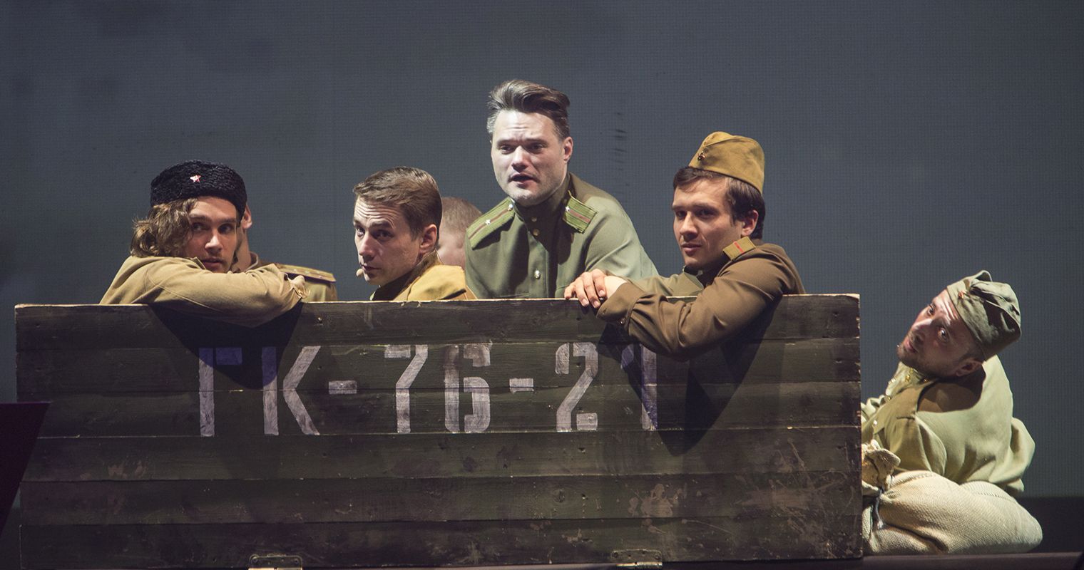 Поклонимся великим тем годам