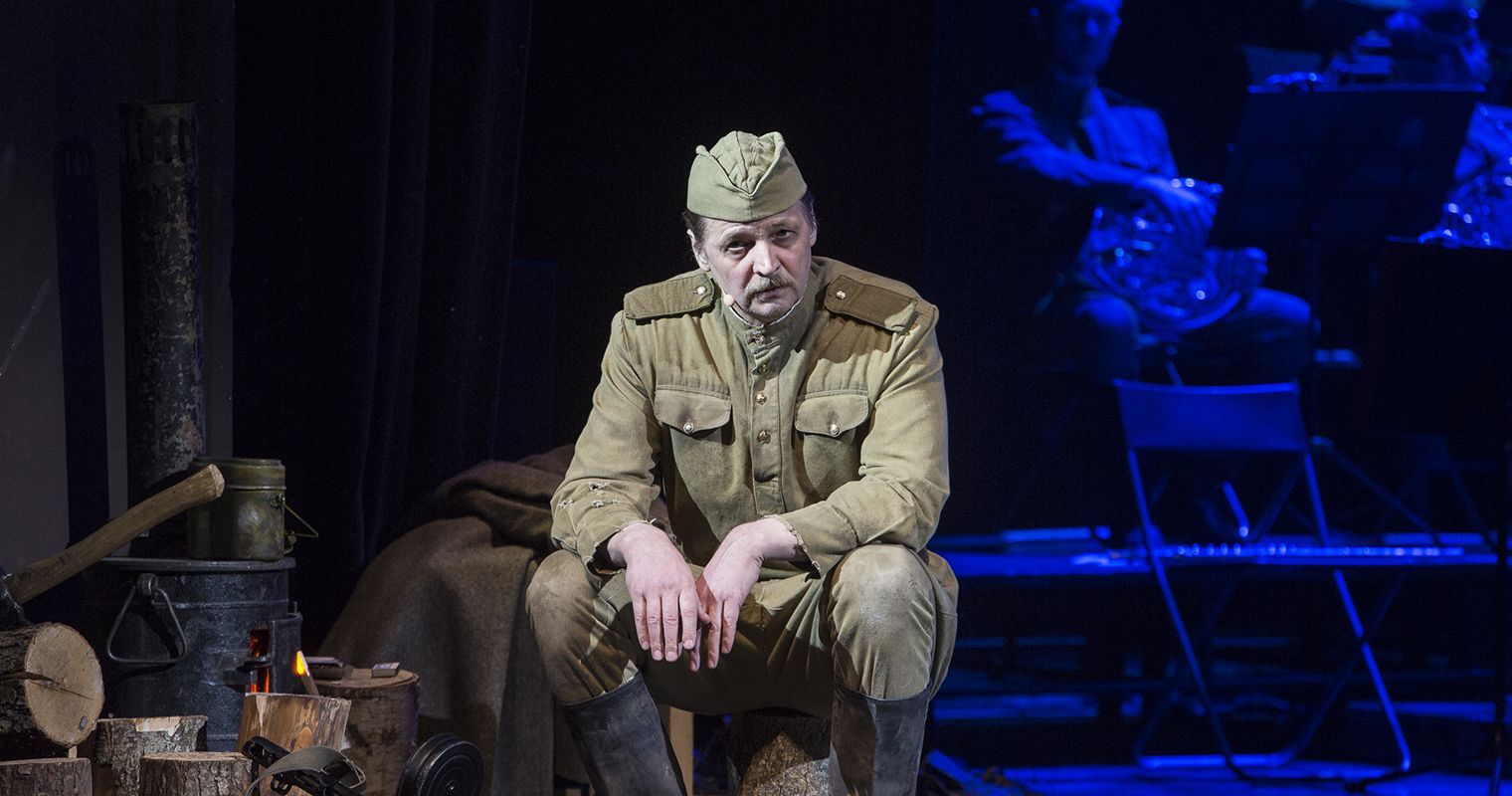 Поклонимся великим тем годам