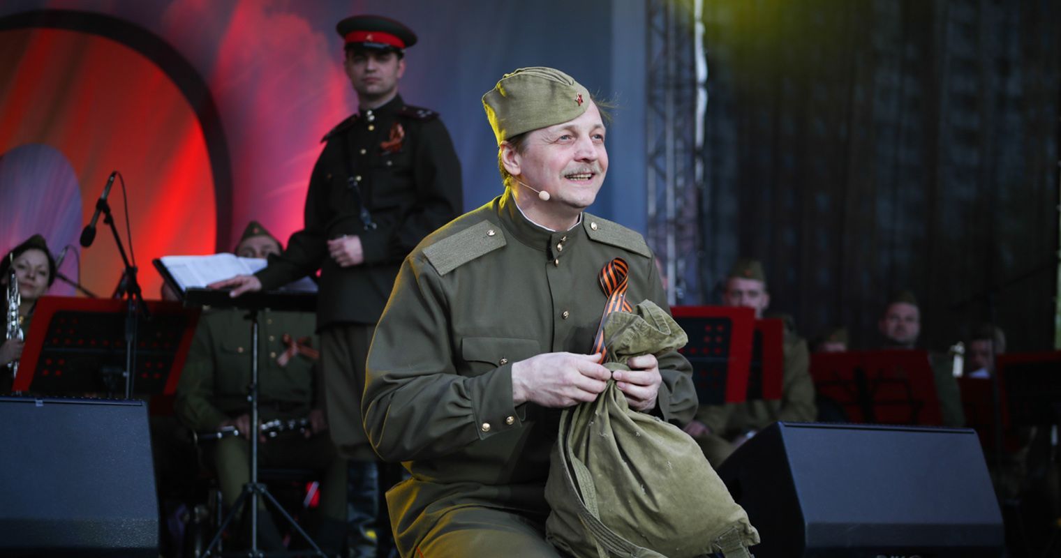 Поклонимся великим тем годам