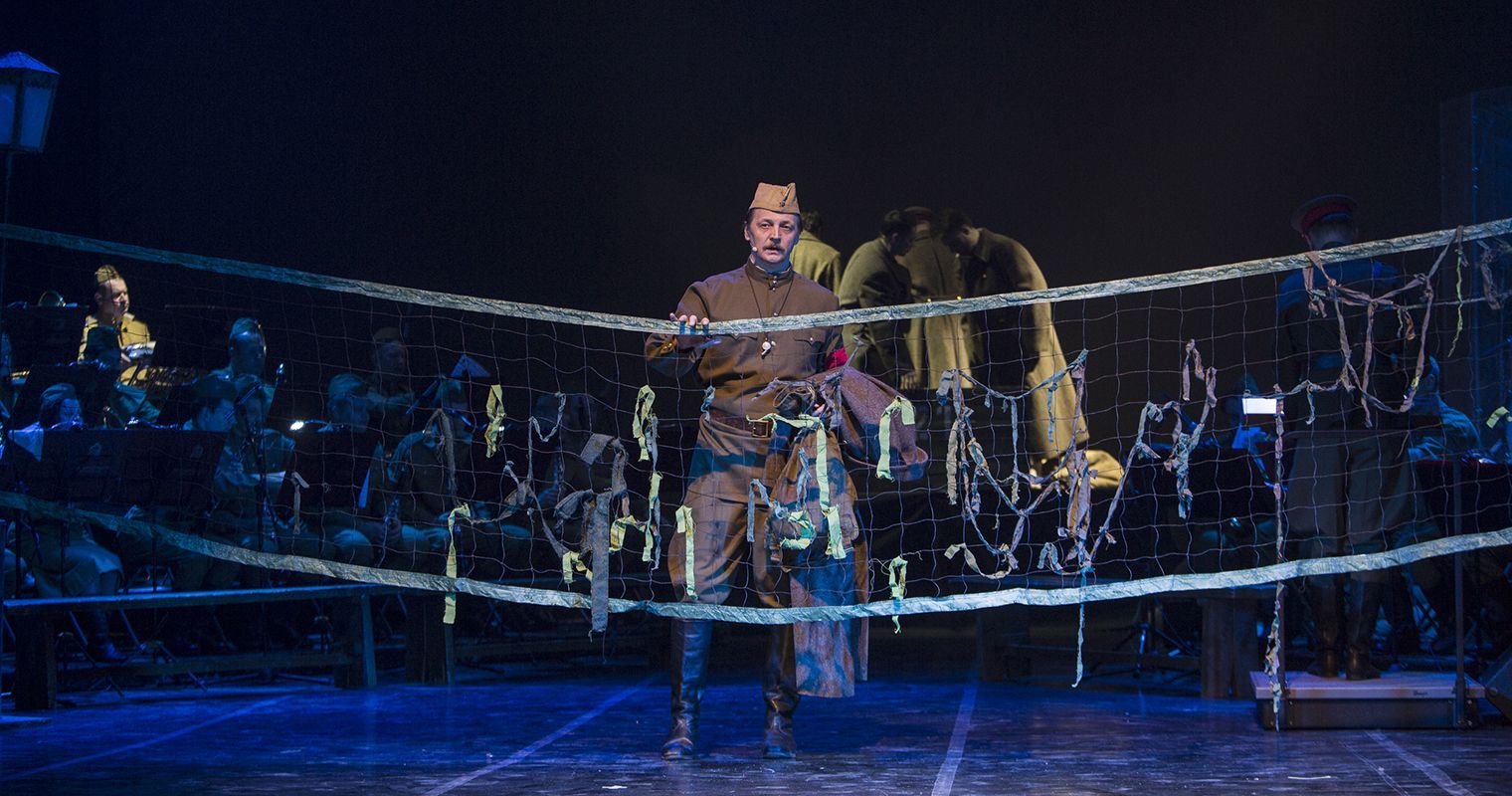 Поклонимся великим тем годам