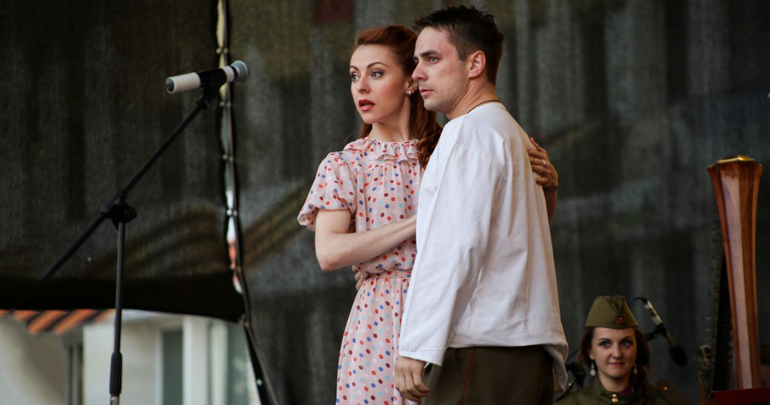 Поклонимся великим тем годам