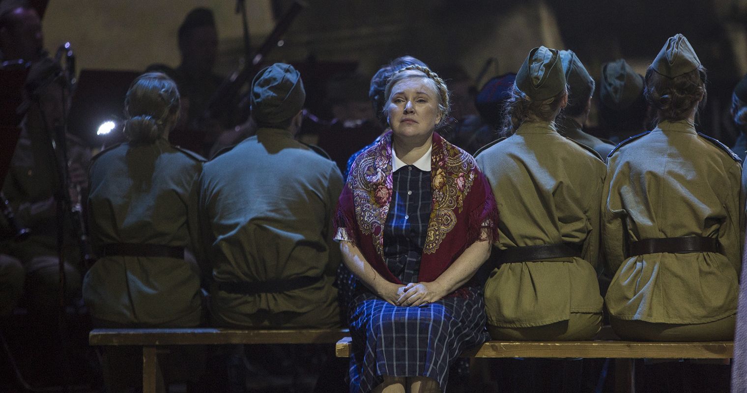 Поклонимся великим тем годам